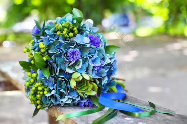 蓝色和绿色绣球花的婚礼花束