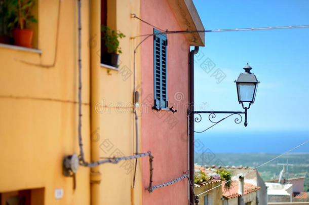 典型的意大利小镇上的灯笼