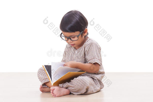 可爱的男孩<strong>正在看书</strong>