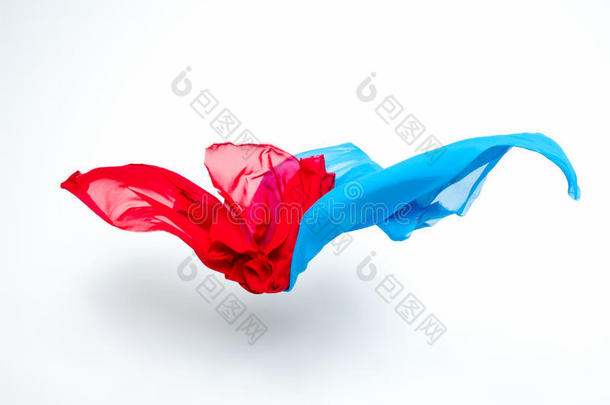 蓝色和红色织物的抽象碎片飞舞