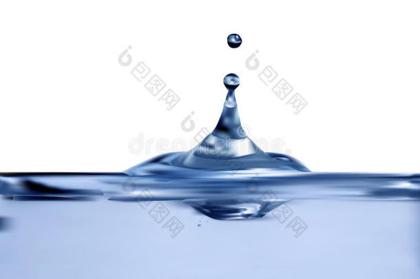 水面上的蓝色水滴插图