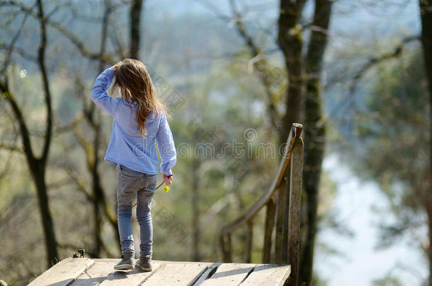 可爱的小女孩在河边欣赏风景