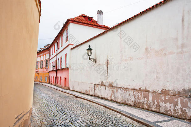 狭窄的鹅卵石街道，白色的老城区石墙和灯笼