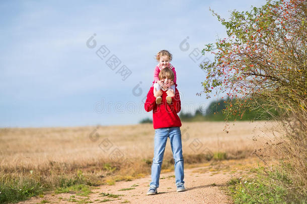 快乐的笑哥哥和他的小妹妹在田里