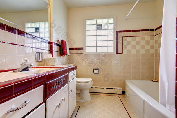带瓷砖墙面装饰和玻璃窗的浴室