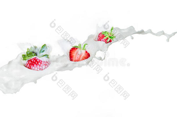 草莓掉进<strong>溅起的牛奶</strong>里。白色隔离。