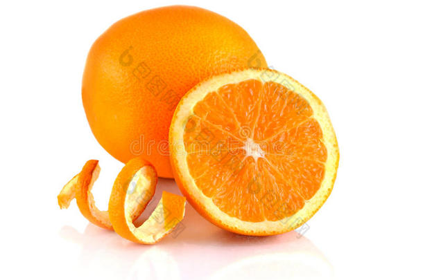 白色背景上孤立的橙色水果。