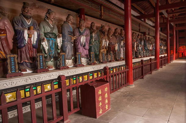 四川省乐山市东廊前卫寺大殿两侧西侧有一座塑像孔子塑像72座