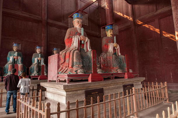 抚顺县抚顺殿供奉着抚顺孔庙的巨大雕像