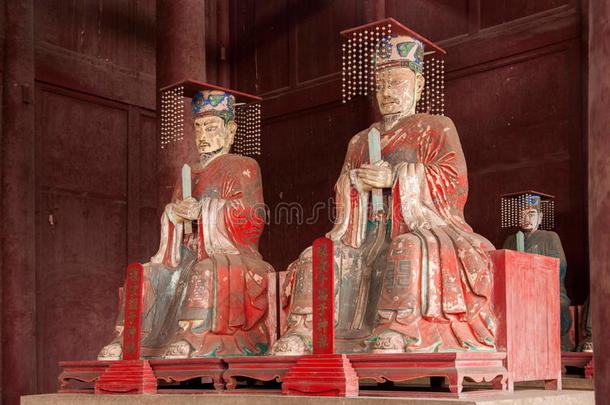 抚顺县抚顺殿供奉着抚顺孔庙的巨大雕像