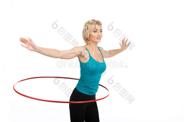 一个金发女人用铁环运动。