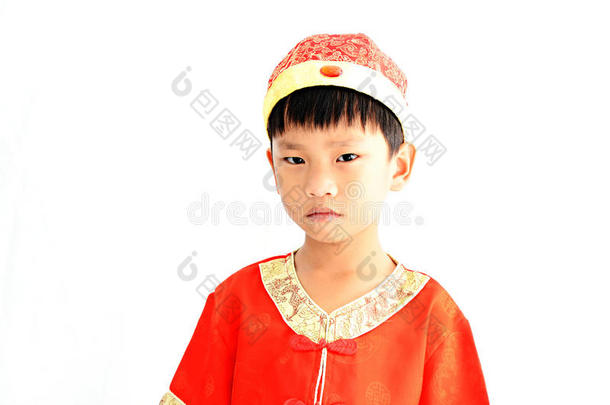 中国男孩穿着中国传统的红色唐装