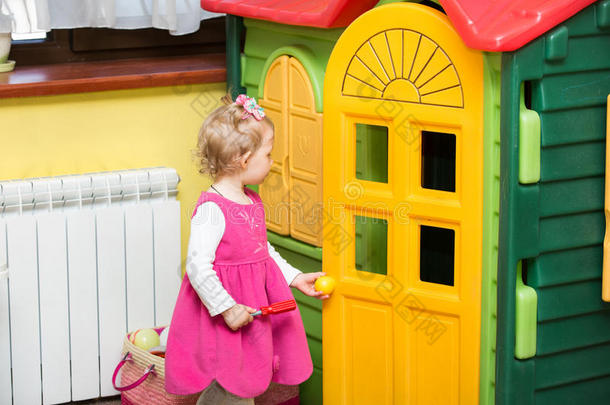 蒙台梭利幼儿园的小女孩在幼儿园玩耍