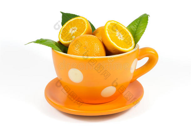 橙色水果和绿色的叶子在陶瓷碗隔离白色