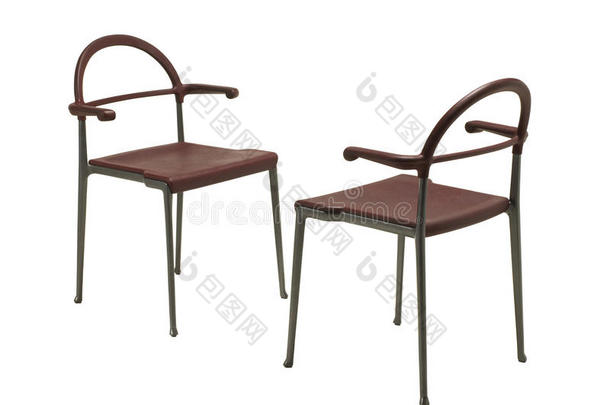 两张现代金属椅，白色隔离