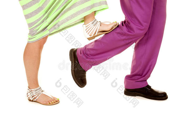 男士紫色套装<strong>女士</strong>绿色<strong>连衣裙</strong>脚放在小腿上