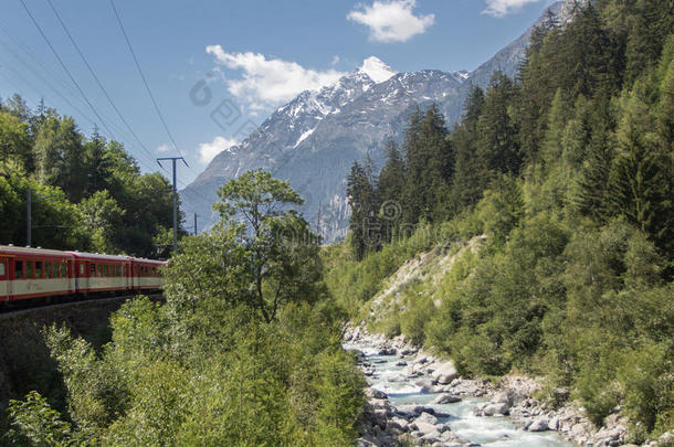 瑞士阿尔卑斯山的高山火车