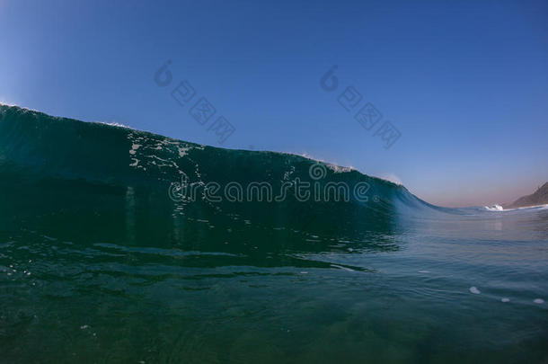 海浪拍打着蓝色的海水