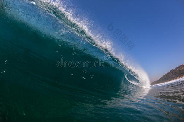 海浪拍打着蓝色的海水