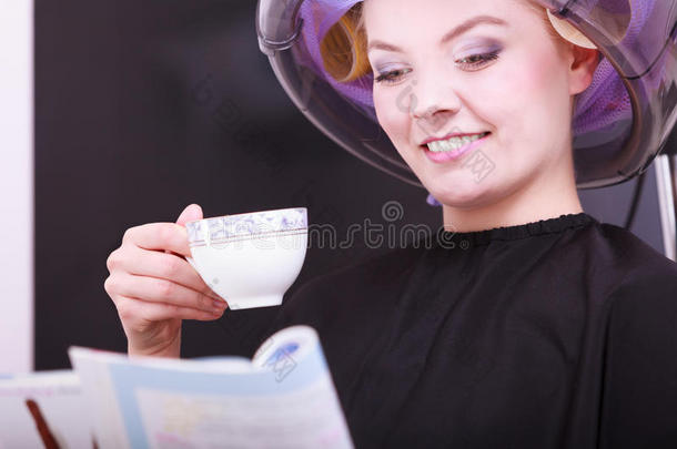 读<strong>杂志</strong>的女孩喝咖啡。美容院吹风机