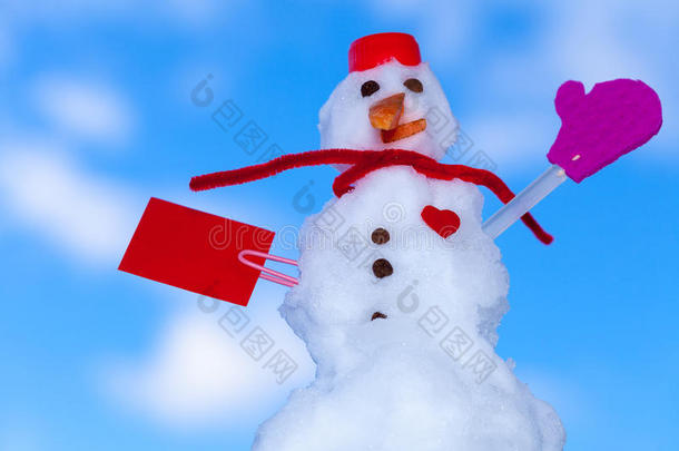 小快乐情人节雪人红纸卡户外。冬天。