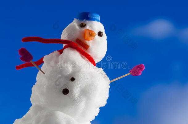 圣诞快乐<strong>小雪</strong>人戴着粉色手套在户外。冬季。