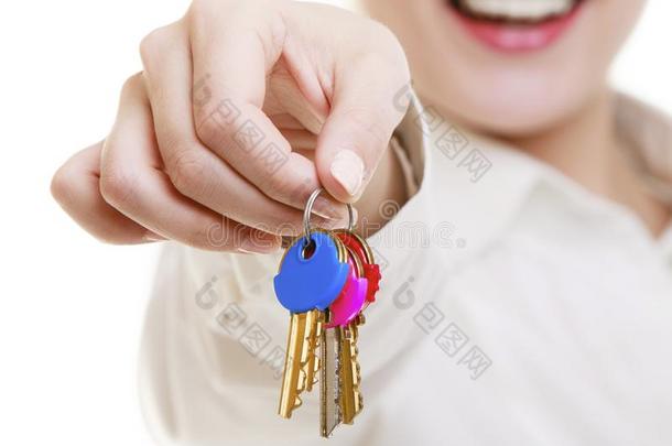 幸福女人房地产经纪人拿着一套新房子的钥匙
