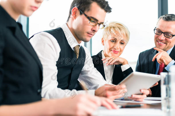 商务-办公室会议，团队使用平板电脑
