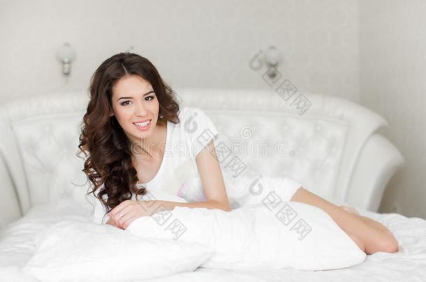 一张躺在床上的漂亮女人的画像