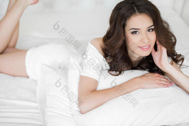 一张躺在床上的漂亮女人的画像