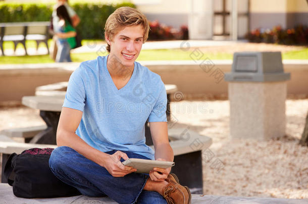 男中学生户外使用数码平板电脑