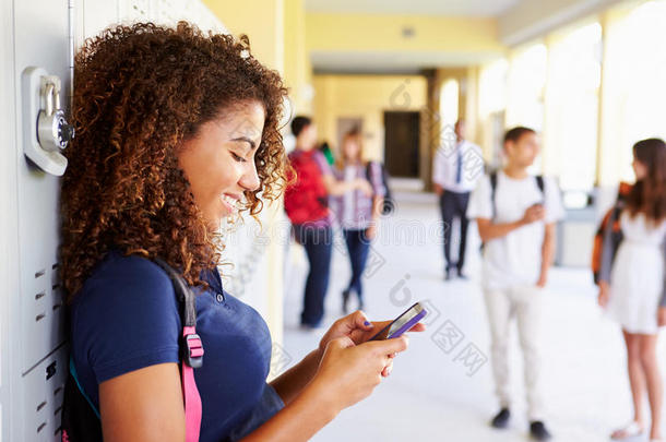 女高中生在储物柜旁用手机