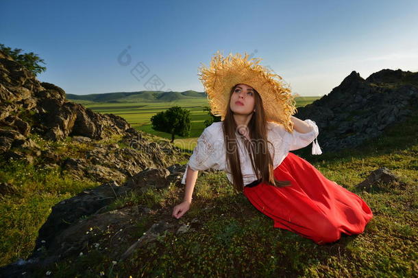夏天坐在田野上的年轻美女