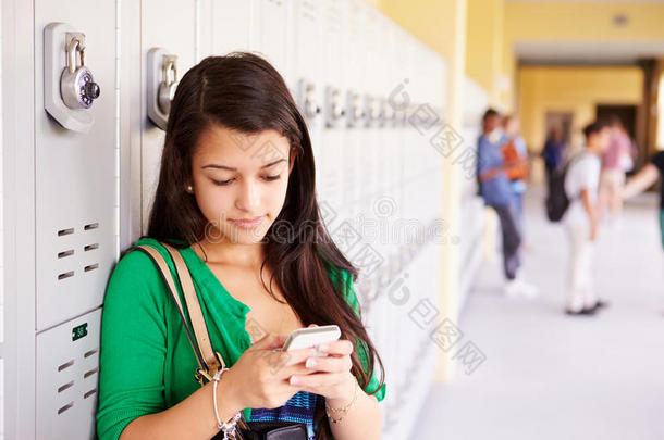 女高中生在储物柜旁用手机