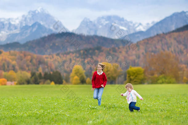 两个快乐的笑着的孩子在山间的田野里