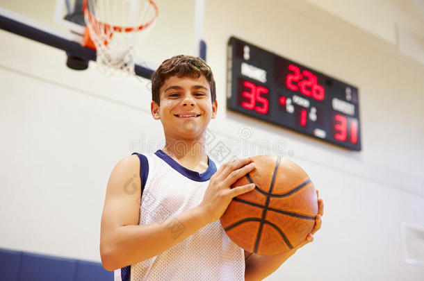 高中男篮球运动员肖像