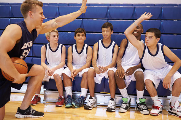 男高中篮球队与教练进行团队谈话