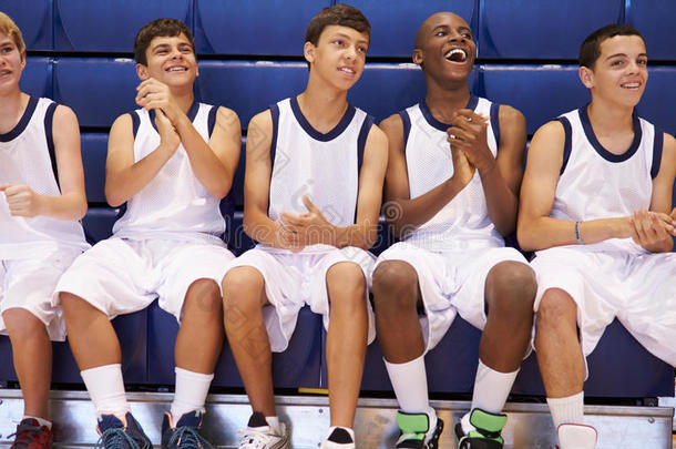 高中男子篮球队队员观看比赛