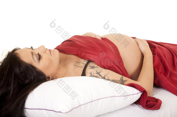 孕妇纹身躺在红色<strong>床单</strong>上闭上眼睛