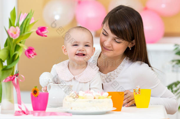 宝宝和妈妈庆祝一岁生日
