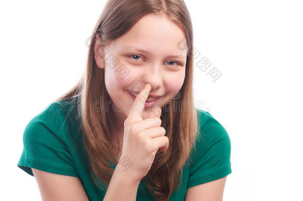 十几岁的女孩挖鼻子