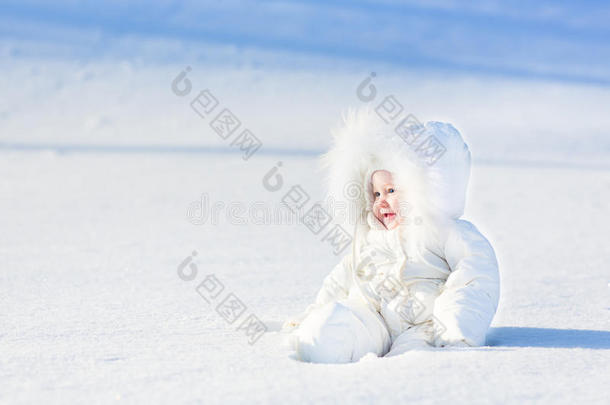 阳光明媚的冬日，雪地里欢笑的宝宝