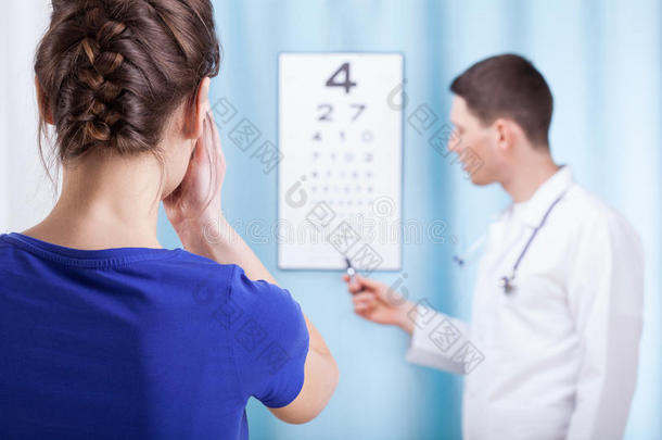 年轻眼科医生做眼科检查
