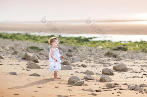 日落时有趣的<strong>小女孩</strong>在海滩上<strong>奔跑</strong>