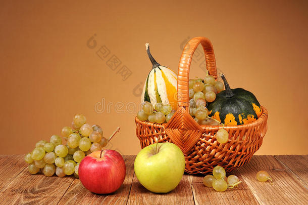 柳条篮子里<strong>的</strong>苹果、葡萄和装饰南瓜