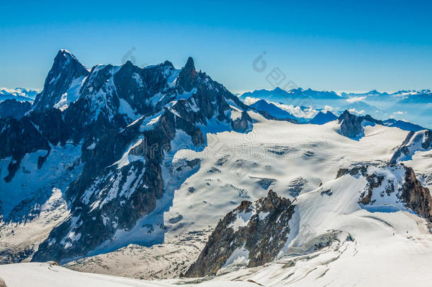 勃朗峰，夏蒙尼，法国阿尔卑斯山。法国。-游客攀爬美国