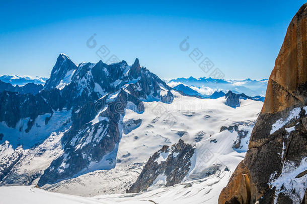 勃朗峰山体夏季景观（从aiguille d