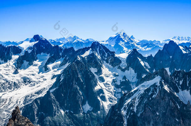 勃朗峰山体夏季景观（从aiguille d