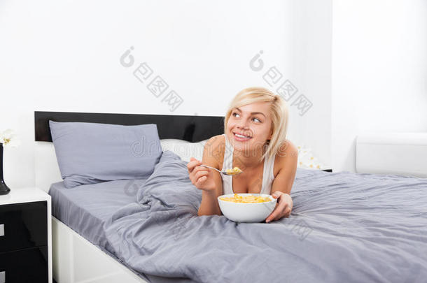 早餐在床上，年轻女人躺在床上