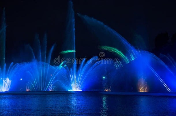 唱歌的喷泉。发光的彩色喷泉和<strong>激光表演</strong>。